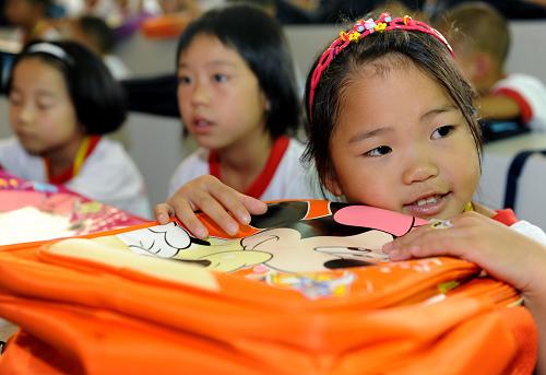 8月31日,来自四川灾区的2年级学生曹雨欣(右一)在福州阳光国际学校入学欢迎仪式上。新华社记者 张国俊 摄