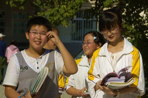 8月31日,开学前一天,青海师范大学附属中学初中学生领到了新课本。今秋开学前,青海省教育部门严格执行国务院决定的免除城市义务教育阶段学生学杂费规定,全面实行“阳光工程”收费,受益学生人数达13.1万人。 新华社记者 杨寿德 摄