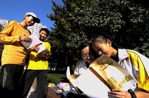 8月31日,开学前一天,青海师范大学附属中学初中学生领到了新课本。新华社记者 杨寿德 摄