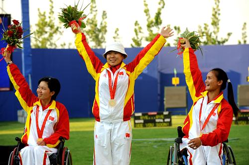 9月15日,中国选手高芳霞(中)、萧彦红(左)和符洪芝在颁奖仪式上。当日,在北京2008年残奥会女子团体反曲弓-公开级比赛中,中国队获得冠军。新华社记者 索朗罗布 摄