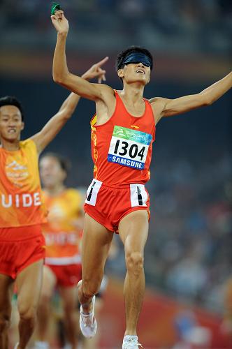9月15日,中国选手张振在比赛后庆祝。当日,在国家体育场进行的北京2008年残奥会男子1500米T11级决赛中,张振以4分10秒05的成绩夺冠。新华社记者 陶明 摄