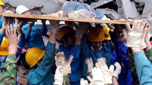2008年,在新中国59年成长历程中,刻骨铭心。 从抗震救灾、北京奥运到神舟七号发射成功,改革开放30年的中国,经受了检验和洗礼,谱写了一曲民族精神的赞歌。在新中国成立以来破坏性最强的汶川大地震中,69227人遇难、374643人受伤、17923人失踪,造成巨大的经济损失。 泪水中坚强如钢。在地震灾区,8万多名群众从废墟中被抢救出来,9万多名伤员迅速得到救治,1000多万名失去家园的受灾群众在短短3个月内得到妥善安置,300多万名中小学生9月1日全部走进课堂……“中国加油”的呐喊,从汶川到北京绵延不绝。 这是5月13日,在四川绵竹市汉旺镇一所中学内,救援人员经过十几小时的艰苦努力,终于从废墟中救出一位女学生。新华社发
