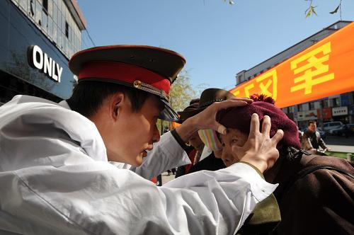 11月23日,驻藏某部在拉萨街头为群众义诊。新华社记者 胡星 摄