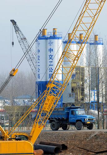 这是南京长江四桥北岸建设工地一角(12月23日摄)。新华社记者 孙参 摄