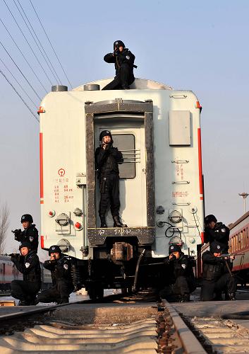 1月10日,特警队员在车站进行反恐战术小组演练。新华社记者 王鹏 摄