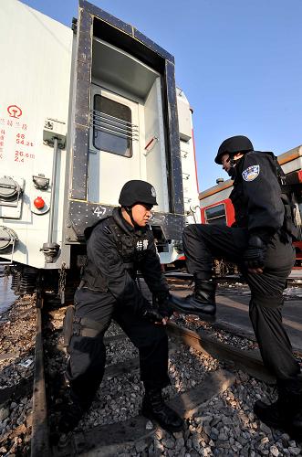 1月10日,特警队员在车站进行反恐战术小组演练。新华社记者 王鹏 摄