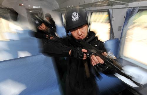 1月10日,特警队员在列车上进行反恐战术小组演练。新华社记者 王鹏 摄