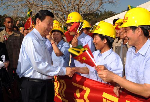 2月14日,正在牙买加访问的国家副主席习近平在牙买加北部海滨城市蒙特哥贝,同牙买加总理戈尔丁共同出席中方承建的蒙特哥贝会展中心项目开工仪式。这是习近平慰问参与会展中心建设的工作人员。新华社记者黄敬文摄