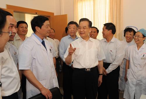 5月8日至10日,中共中央政治局常委、国务院总理温家宝在福建考察。这是5月8日,温家宝总理在厦门大学附属中山医院看望医务人员,了解甲型H1N1流感防控和医疗改革情况。新华社记者 李学仁 摄