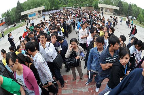 5月16日,应聘者在银川市科技馆“特岗教师”招聘现场确认点排队等待。新华社记者 王鹏 摄