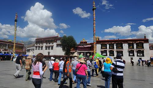 旅游团在拉萨大昭寺广场参观(8月22日摄)。记者从西藏拉萨市旅游局了解到,在为期7天的拉萨传统雪顿节期间,拉萨市共接待游客507872人次,比去年同期增长了191%,比2007年同期增长了49%,创造了拉萨旅游在青藏铁路开通后的新高。新华社记者 格桑达瓦 摄