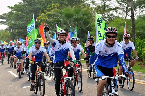 9月22日,海口市近400名自行车爱好者和市民进行自行巡游活动。当日是第三个“中国城市无车日”,今年“无车日”的主题是“健康环保的步行和自行车交通”,全国各地开展了自行车巡游、主题展板宣传、市民签名等多种形式的活动宣传绿色出行。新华社记者 郭程 摄