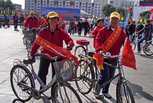9月22日,由呼和浩特市100多名老年自行车队成员组成的绿色健康出行宣传队出发宣传“无车日”。当日是第三个“中国城市无车日”,今年“无车日”的主题是“健康环保的步行和自行车交通”,全国各地开展了自行车巡游、主题展板宣传、市民签名等多种形式的活动宣传绿色出行。新华社记者 李欣 摄
