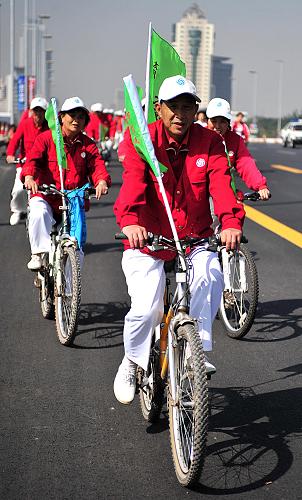 9月22日,太原市老年自行车健身协会的会员们骑着自行车出行。当日是第三个“中国城市无车日”,今年“无车日”的主题是“健康环保的步行和自行车交通”,全国各地开展了自行车巡游、主题展板宣传、市民签名等多种形式的活动宣传绿色出行。新华社发(詹彦 摄)