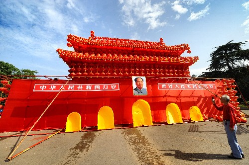 9月22日,市民在湖南烈士公园南门口挂满灯笼的缩微“天安门城楼”前拍照。 国庆节临近,全国各地的一些主要街道和景点装饰一新,张灯结彩,喜迎新中国60周年华诞。 新华社记者 龙弘涛 摄