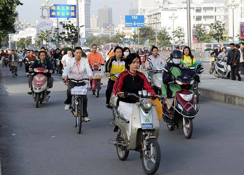 9月22日,连云港市民骑自行车、电动自行车出行。当天是“无车日”,全国各地群众积极行动,倡导步行、骑自行车、乘公交车等方式绿色出行。新华社发(耿玉和 摄)