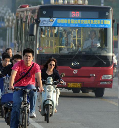 9月22日,广西柳州市民骑自行车、乘公交车出行。当天是“无车日”,全国各地群众积极行动,倡导步行、骑自行车、乘公交车等方式绿色出行。新华社发(黄孝邦 摄)