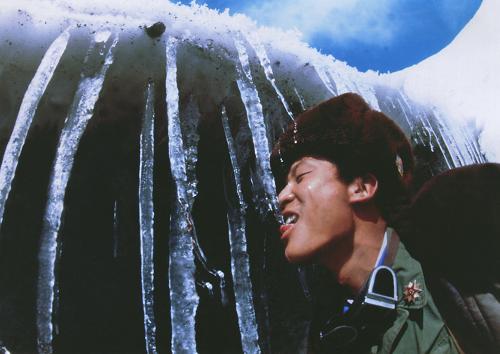 浩瀚沙漠里,他们是一颗沙砾;苍茫群山间,他们是一块山石;无边原野上,他们是一捧泥土;滔滔江河中,他们是一滴水珠。 他们的生,没有光环;他们的死,没有墓志铭;无以数计者,甚至没有在历史长河中留下一个清晰面孔。 然而,他们不朽。 共和国的大厦,因为他们而顶天立地;民族复兴的曙光,因为他们而磅礴四射,辉耀苍穹……位于海拔5380米的新疆军区神仙湾哨卡的战士在巡逻途中啃冰解渴(1994年9月摄)。这里常年积雪,空气中的氧气含量仅为平原的46%,被称为“生命禁区”。新华社记者 王建民 摄