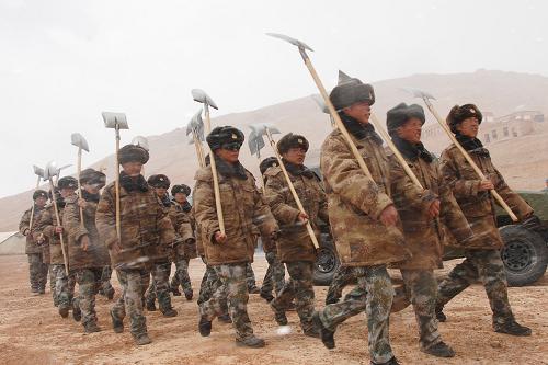 2009年9月3日,守卫神仙湾的官兵顶着风雪,前往海拔5400多米的地方修筑边防公路。新华社发(向文军摄)