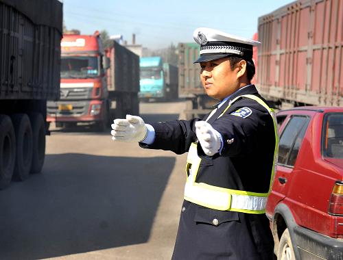 10月13日,山西省兴县交警在疏导交通。新华社记者 吕梦琦 摄