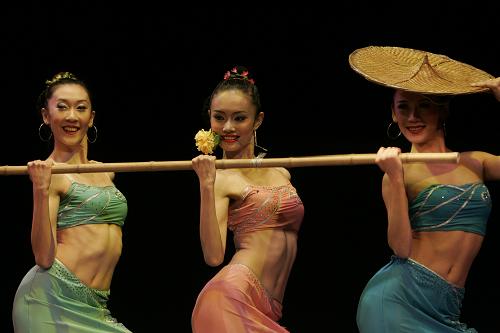 10月13日,来自中国中央民族歌舞团的演员在匈牙利首都布达佩斯举行的中国文化节上表演傣族舞蹈。为庆祝中匈建交60周年,中国文化节当日在布达佩斯拉开帷幕。新华社发(马克·米尔施泰因摄)