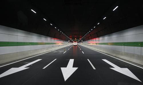10月14日,车辆经过建成的上海长江隧道。新华社记者 裴鑫 摄