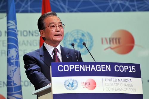 12月18日,中国国务院总理温家宝在哥本哈根出席联合国气候变化大会领导人会议。这是温家宝在会上发表讲话。新华社记者 武巍 摄