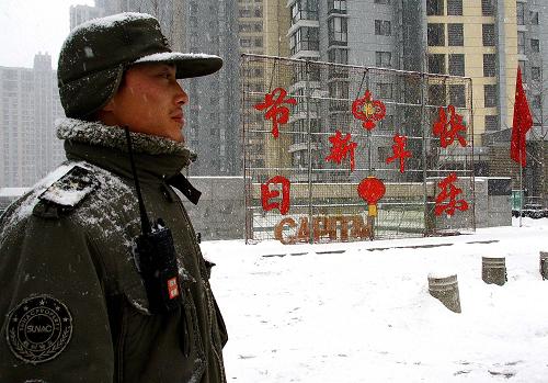 1月3日,一名小区保安在雪中坚守岗位。当日,天津普降大雪,局部有暴雪。天津市气象台发布大雪橙色预警信号。新华社发(刘嘉琪 摄)