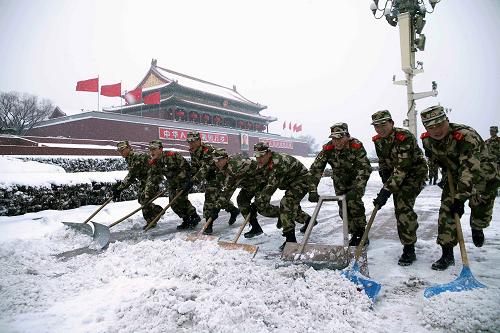1月3日,武警战士在北京天安门城楼前清理积雪。当日,北京普降大雪。部分武警官兵上街铲除积雪,方便市民和游客出行。新华社发(陈晓根 摄)