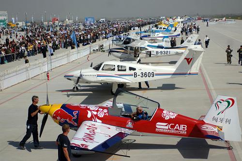在西安阎良航空基地举办的2009中国国际通用航空大会开幕式上,参展飞机进行静态展示(2009年10月17日摄)。陕西西安阎良国家航空高技术产业基地是集航空产业研发、航空人才培养、航空装备生产及整机制造、零部件加工、航空服务为一体的国家级航空高技术产业基地。经过4年多的发展,西安阎良航空基地有注册企业近220家,科研技术人员13万名,累计完成基础设施固定资产投资近30亿元,产业总投资超过200亿元,形成了基础设施建设和经济社会发展互动的良性循环,具备了为大产业、大项目提供配套的综合能力,一座以航空产业为特色,产业链条完整、产业集群初具规模、具有较大国际知名度的航空专业化园区迅速崛起。西安阎良航空基地的发展目标是到2020年,工业年产值达到1000亿元,带动相关产业实现年产值3000亿元,实现转包生产出口创汇10亿美元。新华社记者 丁海涛 摄