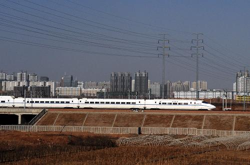 一辆试运行的“和谐号”列车经过洛阳市区(1月22日摄)。新华社记者 王颂 摄
