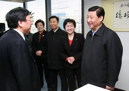 1月29日,中共中央政治局常委、中央书记处书记、国家副主席、中央深入学习实践科学发展观活动领导小组组长习近平在北京调研新社会组织开展深入学习实践科学发展观活动的情况。这是习近平在德恒律师事务所调研律师行业开展学习实践活动情况。新华社记者 庞兴雷摄