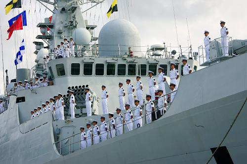 3月4日,“广州”号导弹驱逐舰官兵整齐列队,参加起航仪式。当日,中国海军第五批护航编队从海南三亚某军港码头解缆起航,赴亚丁湾、索马里海域接替第四批护航编队执行护航任务。第五批护航编队由海军南海舰队“广州”号导弹驱逐舰、“微山湖”号综合补给舰、2架舰载直升机和数十名特战队员,以及先期到达亚丁湾、索马里海域执行护航任务的“巢湖”号导弹护卫舰组成,整个编队共800余人。海军第五批护航编队将于3月中旬抵达亚丁湾东部海域,接替正在那里执行护航任务的第四批护航编队,中国海军护航行动又向着有序接替、常态化运行迈出了新的步伐。新华社记者 查春明 摄