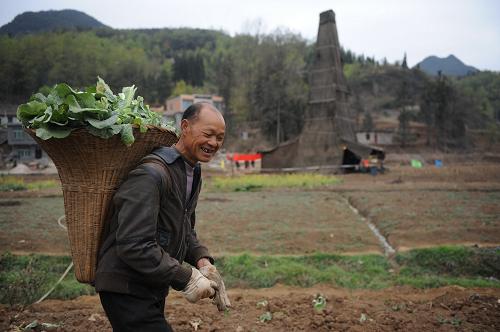 3月25日,贵州省六盘水市钟山区老鹰山镇石河村的一位村民走过正在施工的抗旱应急供水工程的钻井棚。新华社记者 刘续 摄