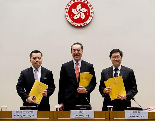 4月14日,香港特区政府政务司司长唐英年(中)、律政司司长黄仁龙(左)和政制及内地事务局局长林瑞麟出席新闻发布会。当日,香港特区政府正式公布《2012年行政长官及立法会产生办法建议方案》。香港特区政府政务司司长唐英年于建议方案公布之前在特区立法会对方案进行了说明。新华社记者 陈铎 摄