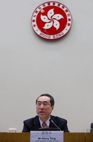 4月14日,香港特区政府政务司司长唐英年在新闻发布会上,就《2012年行政长官及立法会产生办法建议方案》回答记者提问。新华社记者 陈铎 摄