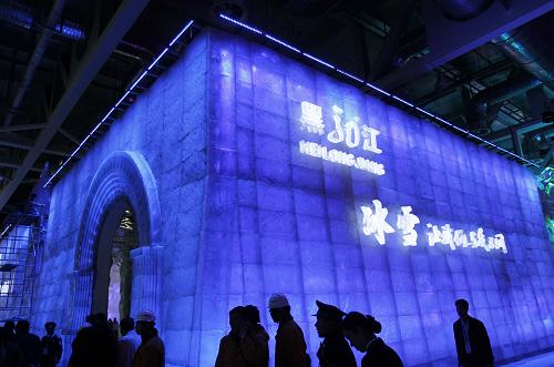 4月17日,黑龙江馆在展示外墙的灯光特效。新华社记者 裴鑫 摄