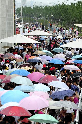 7月10日,游客在排队等待参观意大利馆。据上海世博会官网统计,截至当日14时30分,世博园累计参观人数已达2521.29万。新华社记者 任军川 摄