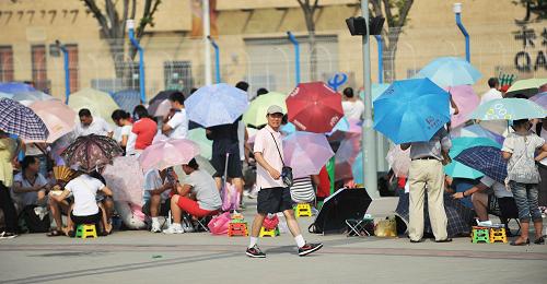 8月14日,游客在上海世博园五号门外等待开园。新华社记者 丁海涛 摄