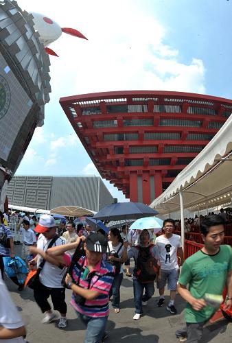 8月14日,在上海世博园中国国家馆前,游客络绎不绝。新华社记者 周华 摄