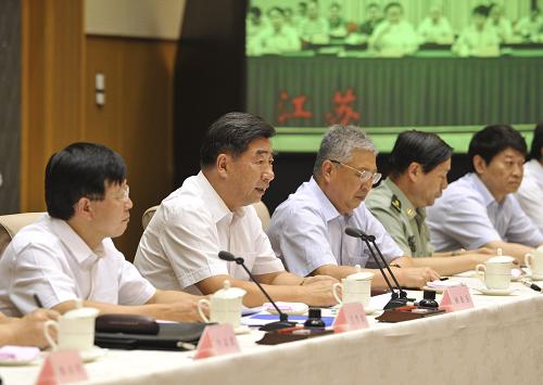 8月14日,中共中央政治局委员、国务院副总理回良玉主持召开全国进一步防御洪水地质灾害工作紧急电视电话会议,传达贯彻胡锦涛总书记、温家宝总理重要指示精神,分析当前全国防汛抗洪救灾形势,进一步研究部署全国特别是西部地区洪水地质灾害防御工作。新华社记者 黄敬文 摄