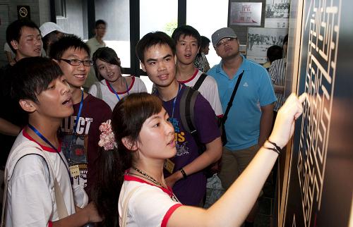 8月21日,海峡两岸中学生在福州林则徐纪念馆参观、交流。当日,参加“跨越海峡·相约世博——2010榕台青年夏令营”的34位台湾中学生与福州中学生代表一起,来到极具闽都风情的福州林则徐纪念馆及明清古建筑群“三坊七巷”参观、交流,共同感受中华传统文化,增加彼此了解及情谊。榕台青年夏令营从2003年至2008年连续举办六届,今年是第七届。新华社记者 姜克红 摄