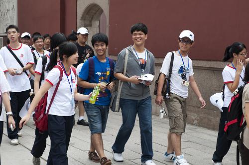 8月21日,海峡两岸中学生在福州参观时边走边聊。新华社记者姜克红摄