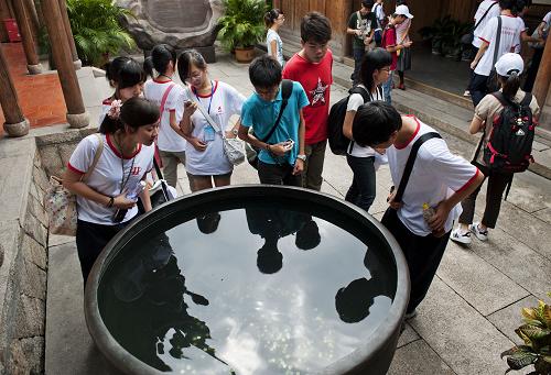 8月21日,海峡两岸中学生在福州林则徐纪念馆参观。新华社记者姜克红摄