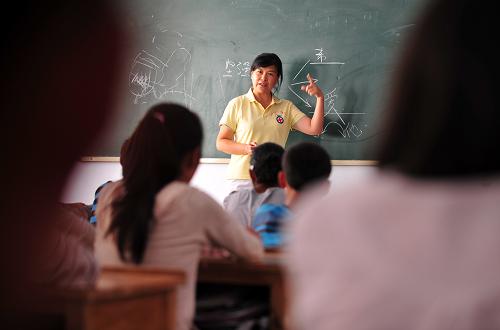 8月26日,在舟曲县第三初级中学,甘肃省中医学院教授、副主任医师刘立在给初中学生做心理辅导讲座。新华社记者 梁强 摄