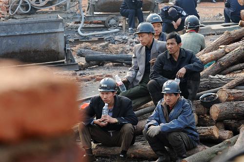 湖南湘潭亿德煤矿透水事故救援现场小歇的工作人员(12月1日摄)。新华社记者 龙弘涛 摄