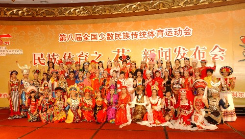 11月8日,56朵“民族体育之花”集体合影。 当日,第八届全国少数民族传统体育运动会“民族体育之花”新闻发布会在广州举行,在全国范围内选拔出来的56朵“民族体育之花”集体亮相。她们将承担第八届全国民运会火炬传递、开幕式、民族大联欢以及闭幕式等活动的表演任务。