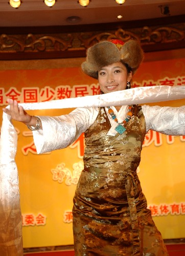 11月8日,来自西藏的“民族体育之花”、藏族姑娘次仁卓嘎在新闻发布会上亮相。