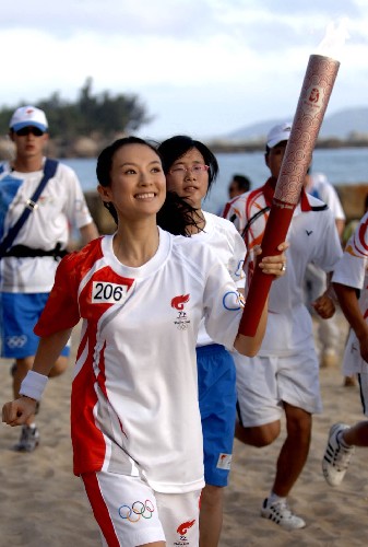 5月4日,火炬手章子怡在进行传递。当日,北京奥运会圣火传递活动在海南三亚举行。 新华社记者赵颖全摄