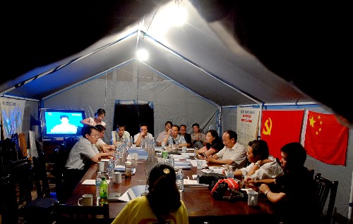 2008年6月4日,四川省青川县抗震救灾总指挥部连夜在帐篷里开会,研究部署抗震救灾工作。 新华社记者谢环驰摄